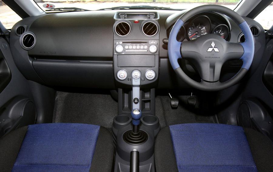  Mitsubishi Colt 3-Door 2004 года  (фото 9 из 55)